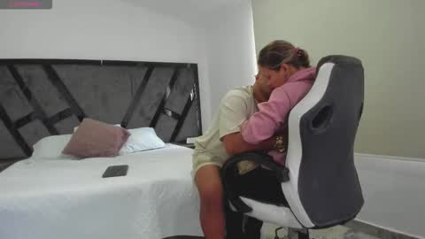 Snapshot of annieandstefan chatting on October 15, 2025, 1:11 pm Annie and Stefan online show from October 15, 2025, 1:11 pm