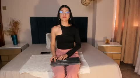 Snapshot of anniebluee_ chatting on May 18, 2026, 12:33 pm Annie Bluee online show from May 18, 2026, 12:33 pm