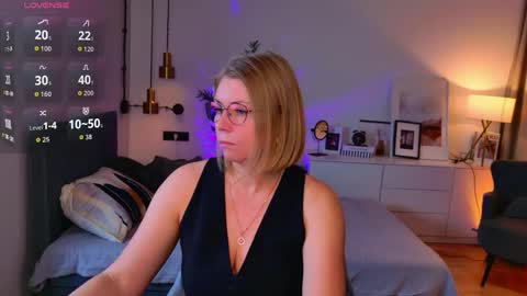 Snapshot of annielight chatting on May 12, 2026, 6:54 am Annie online show from May 12, 2026, 6:54 am