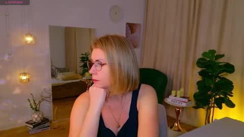 Snapshot of annielight chatting on May 18, 2026, 8:20 am Annie online show from May 18, 2026, 8:20 am