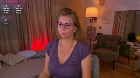 Snapshot of annielight chatting on June 12, 2026, 8:46 am Annie online show from June 12, 2026, 8:46 am