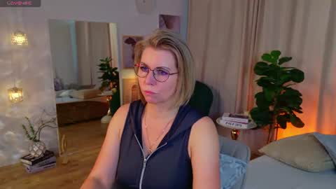 Snapshot of annielight chatting on June 13, 2026, 8:34 am Annie online show from June 13, 2026, 8:34 am