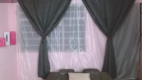 Snapshot of anniesparkle chatting on August 2, 2026, 1:37 am Annie Sparkle online show from August 2, 2026, 1:37 am