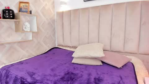 Snapshot of anniie_queen chatting on June 12, 2026, 2:43 am Annie Queen online show from June 12, 2026, 2:43 am