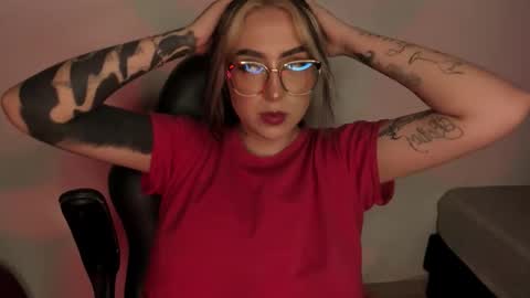 Snapshot of annikamerliahh_ chatting on November 6, 2025, 11:59 pm Annika online show from November 6, 2025, 11:59 pm