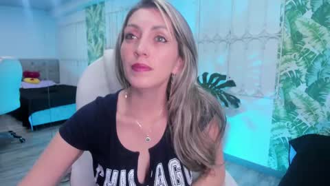 Anny online show from September 19, 2025, 12:17 pm