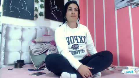 Snapshot of annyevans_ chatting on February 17, 2025, 11:09 pm online show from February 17, 2025, 11:09 pm