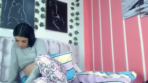 Snapshot of annyevans_ chatting on February 18, 2025, 3:32 pm online show from February 18, 2025, 3:32 pm