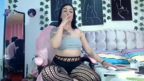 Snapshot of annyevans_ chatting on February 19, 2025, 7:48 pm online show from February 19, 2025, 7:48 pm