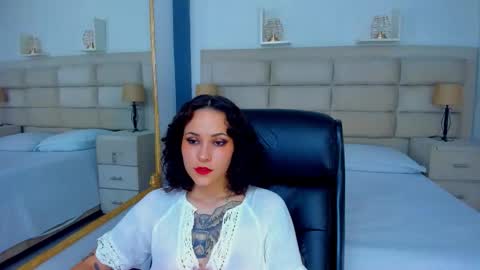 Snapshot of annythomsonn chatting on November 10, 2025, 9:47 pm AnnyT online show from November 10, 2025, 9:47 pm