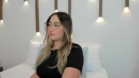 A N T O N E L L A  online show from January 24, 2025, 12:10 pm