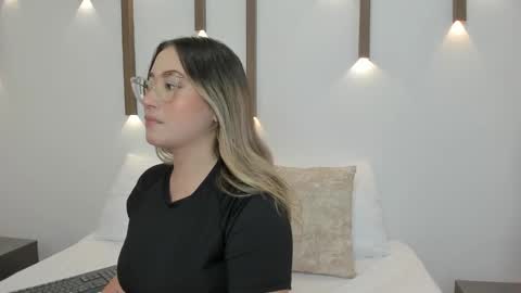 A N T O N E L L A  online show from January 29, 2025, 12:02 pm