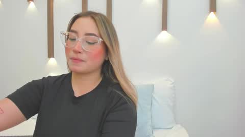 A N T O N E L L A  online show from February 21, 2025, 1:44 pm