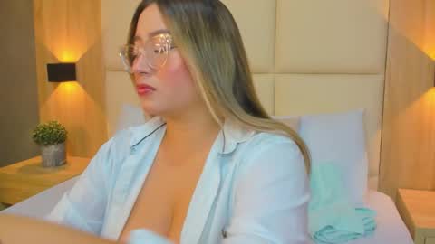 A N T O N E L L A  online show from December 22, 2025, 12:02 pm