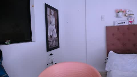 antonella online show from January 8, 2025, 2:57 am