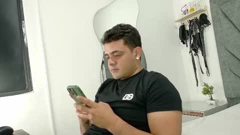 antonellarossi_os online show from June 17, 2026, 1:52 am