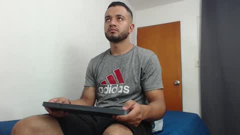 antony_smithh online show from February 5, 2025, 2:40 am