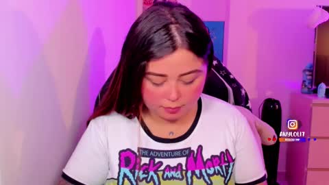   Independent model  online show from October 8, 2025, 5:43 pm