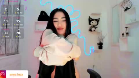 anyeluz_z online show from March 6, 2025, 6:05 pm