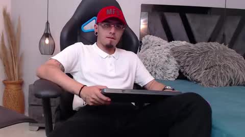 Snapshot of apolo_lopez chatting on October 16, 2025, 4:41 pm Apolo online show from October 16, 2025, 4:41 pm