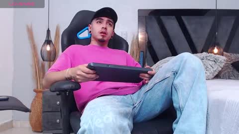 Snapshot of apolo_lopez chatting on November 17, 2025, 3:40 pm Apolo online show from November 17, 2025, 3:40 pm