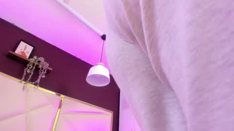 Snapshot of april_bowie chatting on October 8, 2025, 3:53 pm April online show from October 8, 2025, 3:53 pm