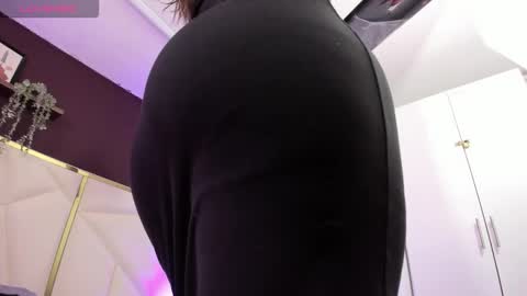 Snapshot of april_bowie chatting on November 17, 2025, 11:27 am April online show from November 17, 2025, 11:27 am