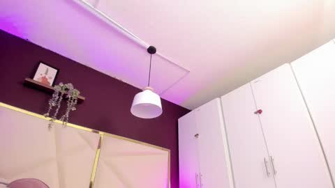 Snapshot of april_bowie chatting on November 28, 2025, 11:24 am April online show from November 28, 2025, 11:24 am