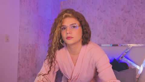 Isabella online show from June 3, 2026, 9:20 pm