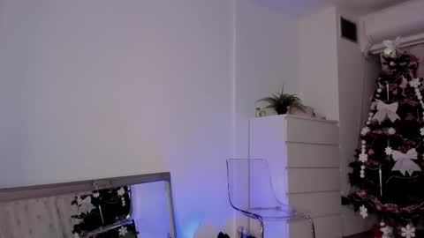 Laura online show from November 27, 2025, 6:43 pm