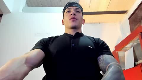 Snapshot of aquiles_51 chatting on October 6, 2025, 9:01 pm Jonathan online show from October 6, 2025, 9:01 pm