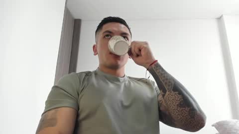Snapshot of aquiles_51 chatting on May 3, 2026, 7:20 pm Jonathan online show from May 3, 2026, 7:20 pm
