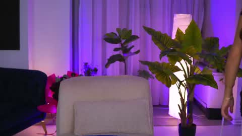 IsaBella online show from August 5, 2026, 8:44 pm