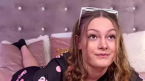 Snapshot of ari3el chatting on December 19, 2025, 8:27 pm Ariel online show from December 19, 2025, 8:27 pm