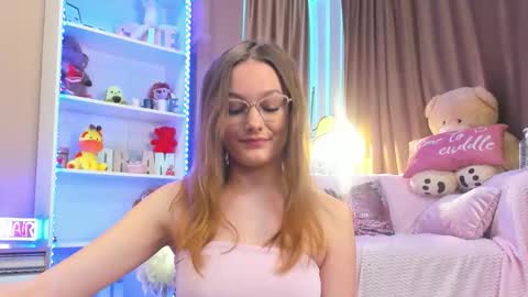 Snapshot of ari3el chatting on March 3, 2026, 2:23 pm Ariel online show from March 3, 2026, 2:23 pm