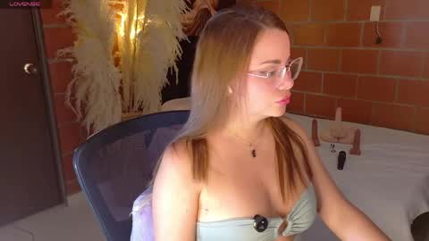 Aria online show from April 19, 2026, 3:28 am