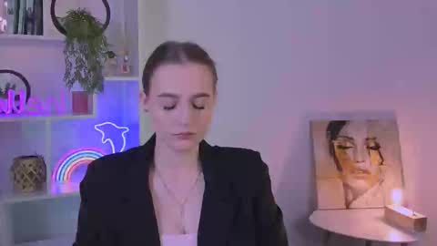 Luna online show from September 9, 2025, 7:24 pm