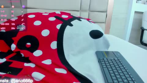 Snapshot of aria_paul chatting on January 18, 2025, 1:51 pm aria online show from January 18, 2025, 1:51 pm