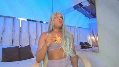 ariana_grande233 online show from May 2, 2026, 11:37 am