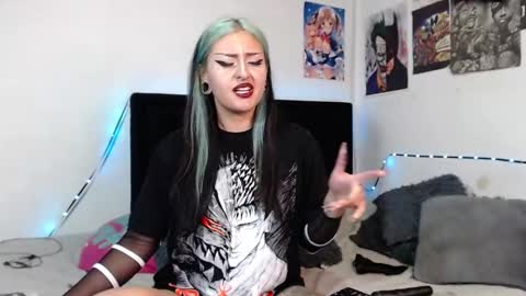 Snapshot of arianauwu666 chatting on January 28, 2025, 1:29 am help me 100 hands up my OF is Free online show from January 28, 2025, 1:29 am