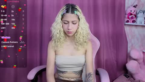 Snapshot of aribunnie chatting on November 8, 2025, 8:51 pm Ari Bunnie online show from November 8, 2025, 8:51 pm