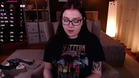 Snapshot of arizonaa_muse chatting on February 21, 2025, 3:34 am Astrid online show from February 21, 2025, 3:34 am