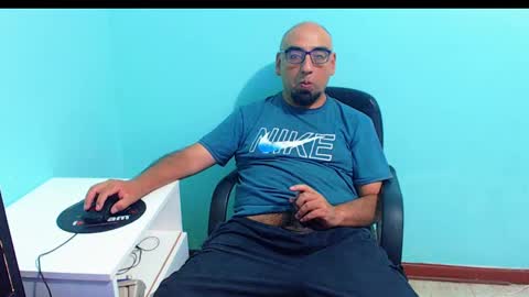 arnelux72 online show from February 9, 2025, 5:19 am