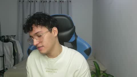 Snapshot of aron_444 chatting on February 1, 2025, 4:03 am online show from February 1, 2025, 4:03 am
