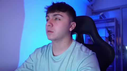 aron__cooper online show from June 19, 2026, 1:37 pm