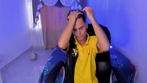 Snapshot of aron_boyy chatting on November 14, 2025, 8:51 pm Aaron online show from November 14, 2025, 8:51 pm