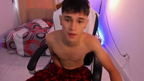 Snapshot of aron_boyy chatting on May 4, 2026, 10:17 pm Aaron online show from May 4, 2026, 10:17 pm