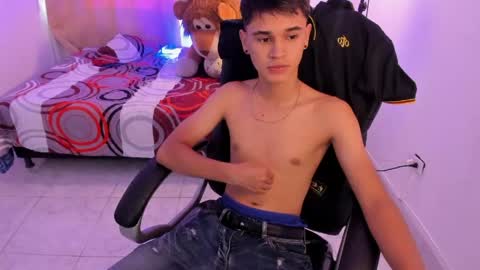 Snapshot of aron_boyy chatting on May 26, 2026, 8:27 pm Aaron online show from May 26, 2026, 8:27 pm