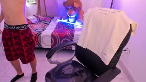 Snapshot of aron_boyy chatting on June 2, 2026, 10:34 pm Aaron online show from June 2, 2026, 10:34 pm