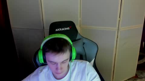 Snapshot of aron_neall chatting on December 19, 2024, 6:23 am biggest penis online show from December 19, 2024, 6:23 am